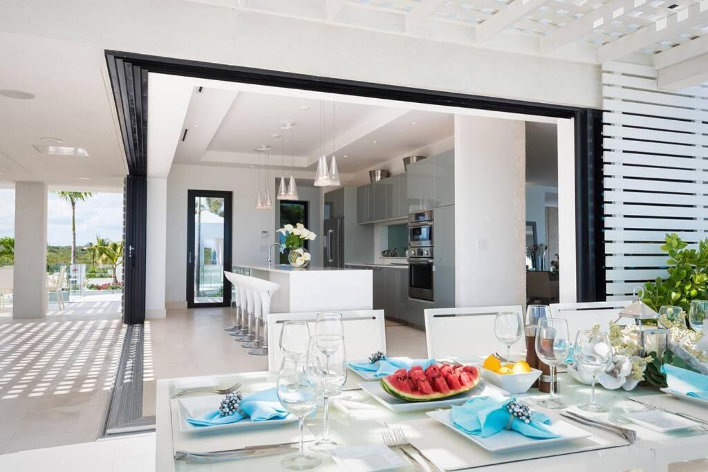 Triton Luxury Villa 프로비덴시알레스 외부 사진